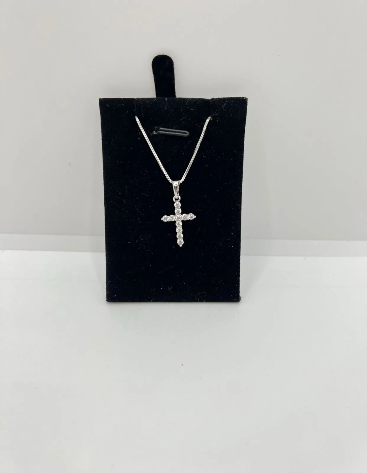 Cross pendant necklace